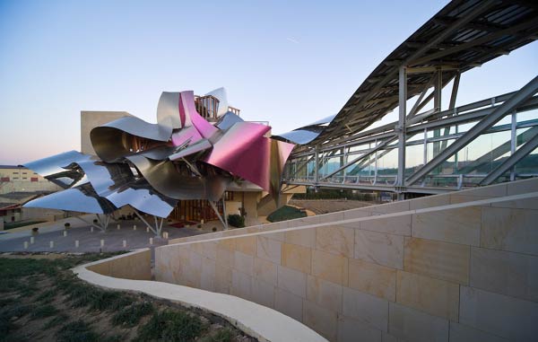 Фрэнк Гери (Frank Gehry): Marques de Riscal Vineyard Hotel, Elciego (Rioja (wine) region), Spain, 2006
